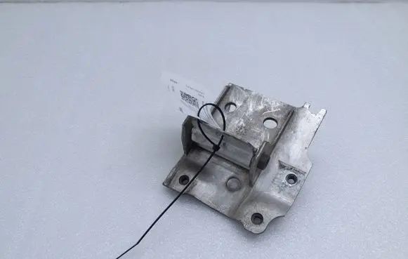 Radiator mount bracket