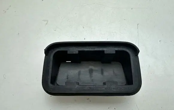 Ford Mustang V Quarter panel pressure vent 4R3363278C26BA