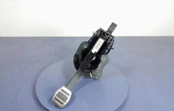 Accelerator throttle pedal