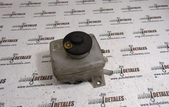 Toyota Avensis T220 Brake fluid reservoir 