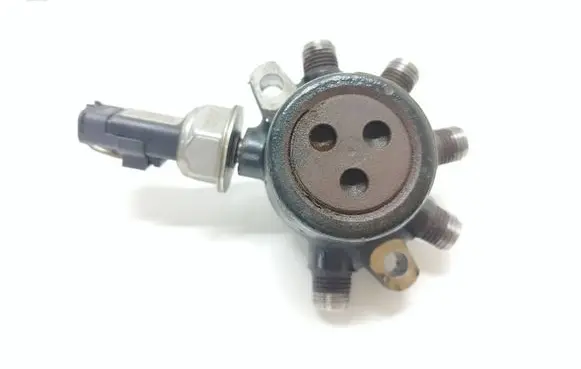 Dacia Sandero Fuel distributor 8200584034 H8200334367 R9144Z070B