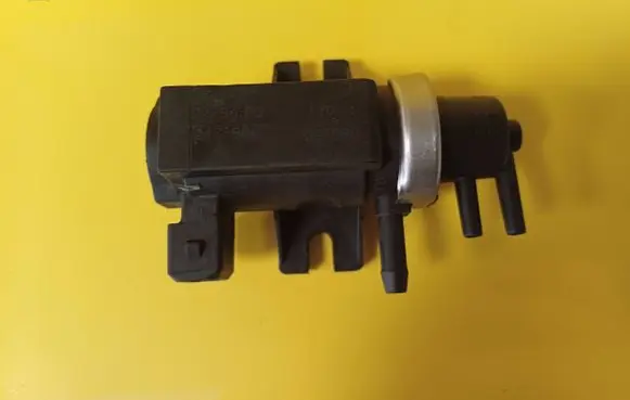 BMW 5 E39 Turbo solenoid valve 72279600 2247906