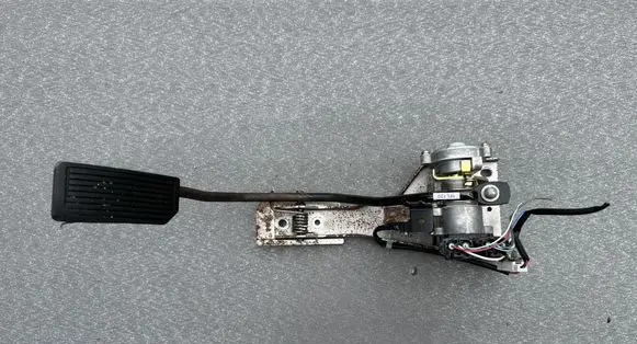 Nissan Patrol Y61 Accelerator throttle pedal 18002VB308