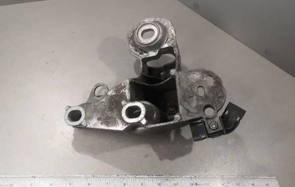 Audi A6 S6 C5 4B Engine mounting bracket 8E0199352F