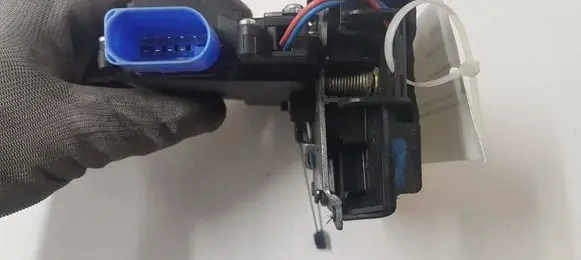 Volkswagen Golf VI Front door lock 3D1837016AC