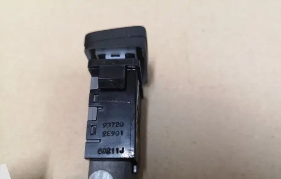 Hyundai Tucson JM Windscreen/window heater switch 937202E901