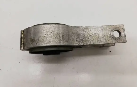 Peugeot 508 Engine mount bracket