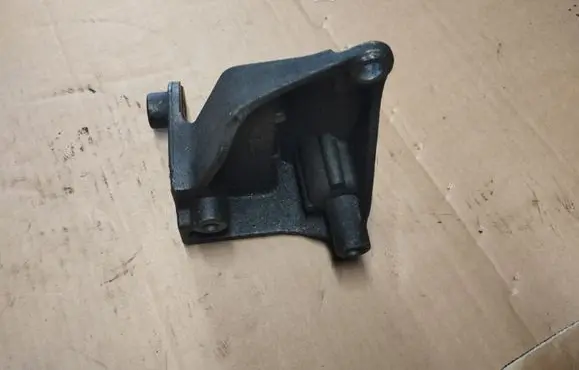 Nissan Qashqai Engine mounting bracket