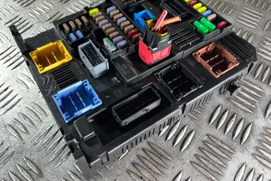 Opel Crossland X Fuse module 9832880680 983288068000