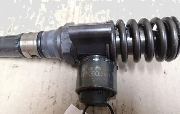 Volkswagen Touran I Fuel injector 03G130073G