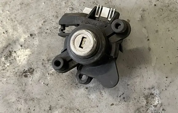 BMW 5 E60 E61 Front door lock (next to the handle) PA69F30