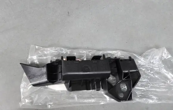 Opel Crossland X Front bumper mounting bracket 13477182