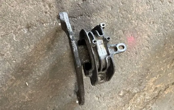 Engine mount bracket