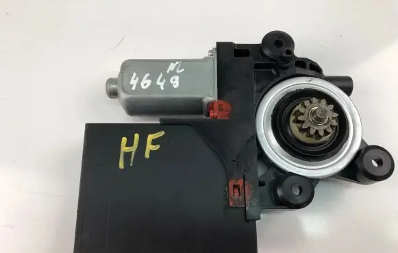 Volvo S40 Front door window regulator motor 979038100