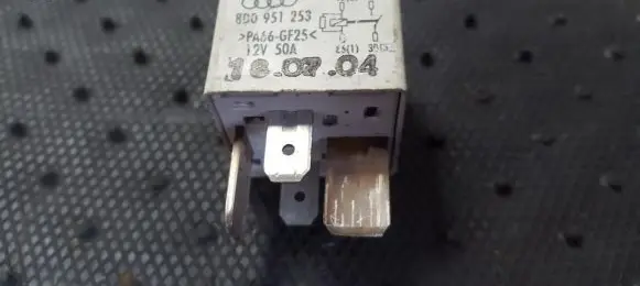Volkswagen PASSAT B5 Other relay 8D0951253