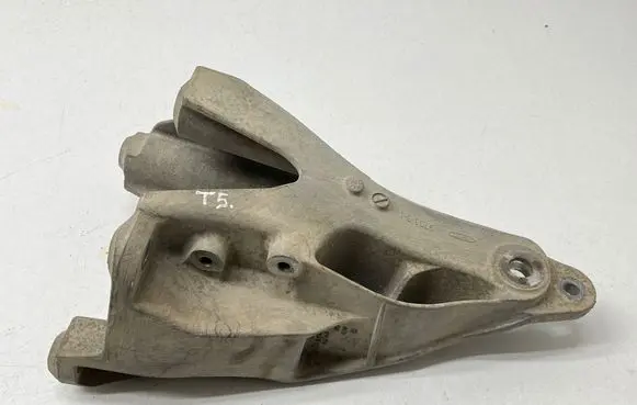 Volkswagen Transporter - Caravelle T5 Engine mounting bracket 7E0199370