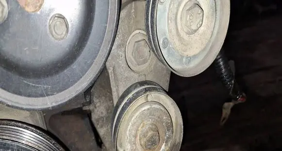 Opel Astra H Generator/alternator belt tensioner 