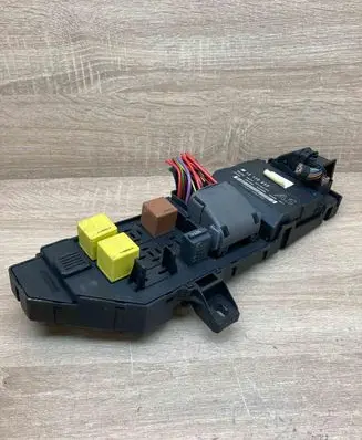 Opel Vectra C Fuse module 13120953 460023260