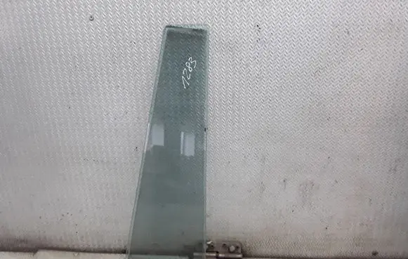 Land Rover Discovery Rear vent window glass 