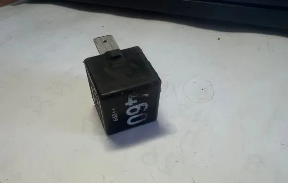 Volkswagen Touran I Other relay 1K0951253A PA66GF25 V23134J52X430