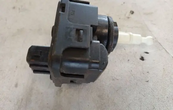 Volkswagen Golf III Headlight level adjustment motor 1H0941295C 1H0941295E
