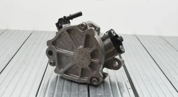 Ford Kuga II Vacuum pump 9804021880