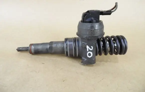 Volkswagen Golf V Fuel injector 0414720215 038130073AG