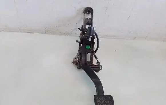 Toyota Yaris Clutch pedal 
