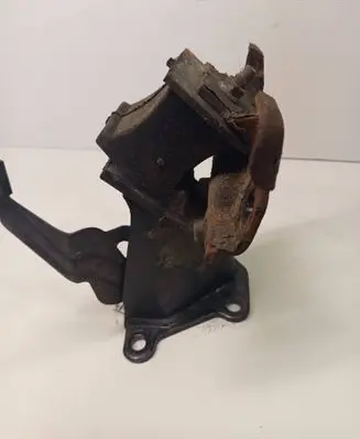 Nissan Pathfinder R51 Engine mount bracket 
