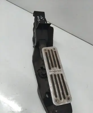 Mercedes-Benz E W211 Accelerator throttle pedal A2113000404