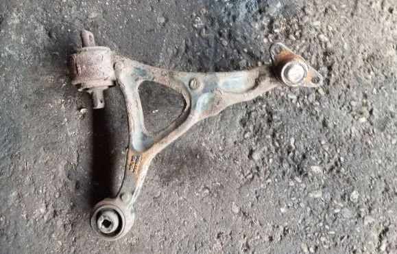 Volvo XC90 Front lower control arm/wishbone 8646614