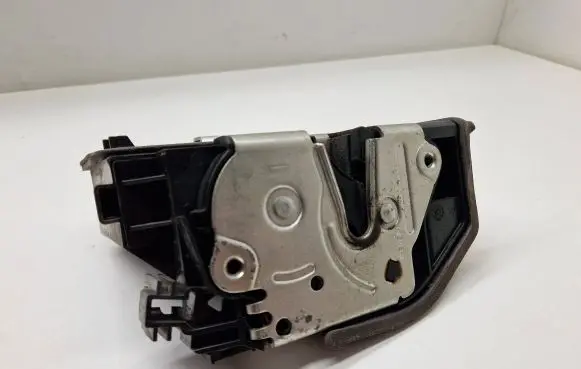 BMW X3 E83 Front door lock 7202146