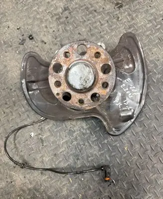 Mercedes-Benz E C207 W207 Front wheel hub