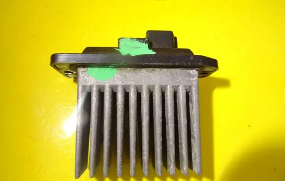 Mitsubishi Galant Heater blower motor/fan resistor MR283263