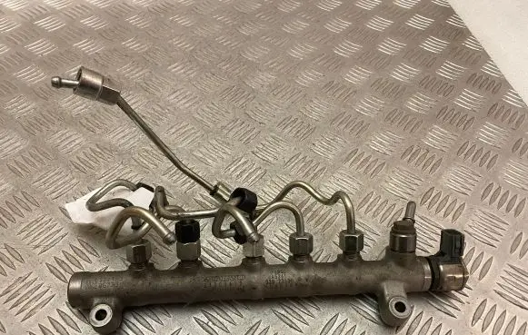 Volvo XC90 Fuel main line pipe 31303612