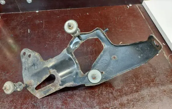 Mercedes-Benz R W251 Pneumatic air compressor holding bracket A2513210040