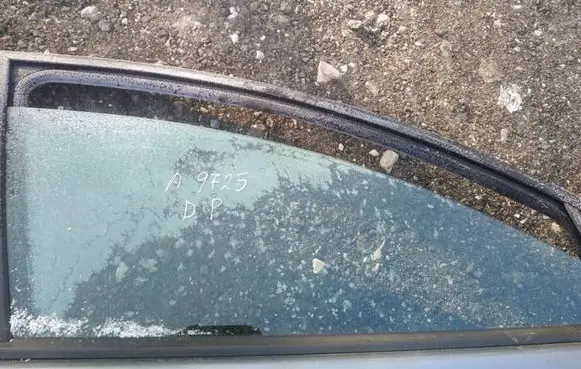 Citroen C5 Front door window glass four-door as2