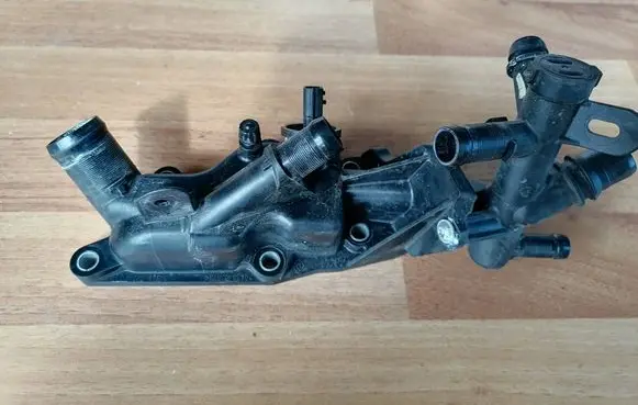 Dacia Sandero Thermostat housing 110606217R 110608635R