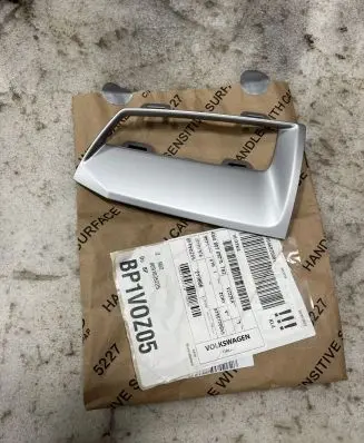 Audi Q7 4M Quarter panel pressure vent 4M0807697A
