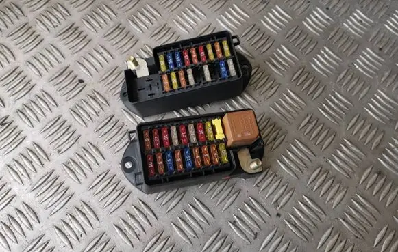 Jaguar XJ X308 Fuse module LNE2800CA LNC2800BC