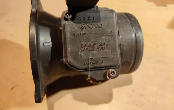 Volkswagen Golf IV Mass air flow meter 06A906461B