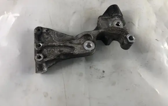 Chrysler Grand Voyager V Generator/alternator bracket 90513137F
