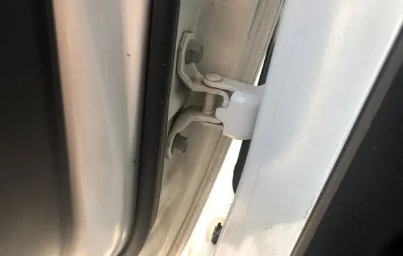 Suzuki Ignis Front door lower hinge 