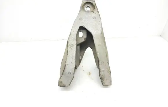 Engine mounting bracket