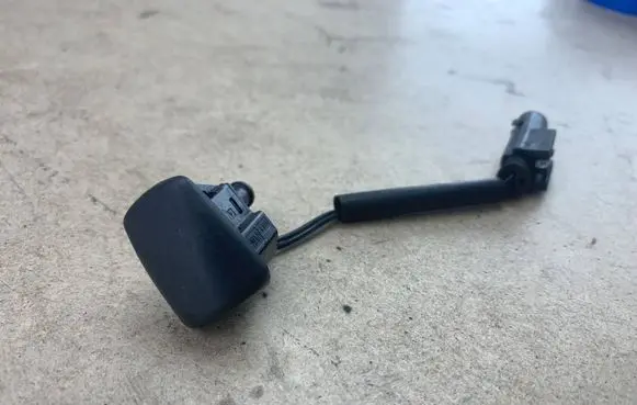 BMW 5 E60 E61 Windshield washer spray nozzle 61667132969 7132969 61667046060