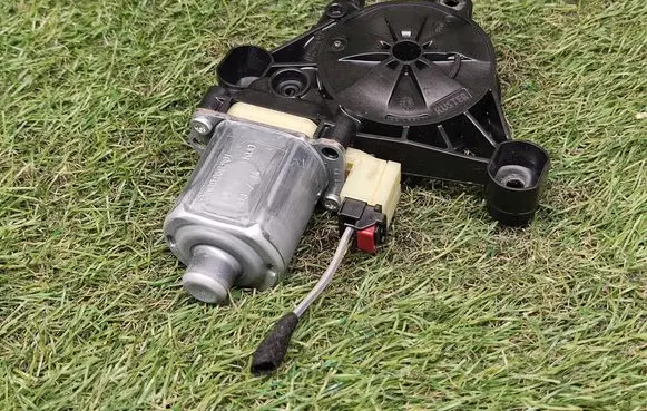 Audi A3 S3 8V Rear door window regulator motor 5Q0959801 0130822713