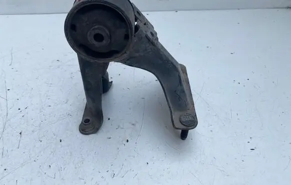Toyota Avensis T220 Engine mount bracket