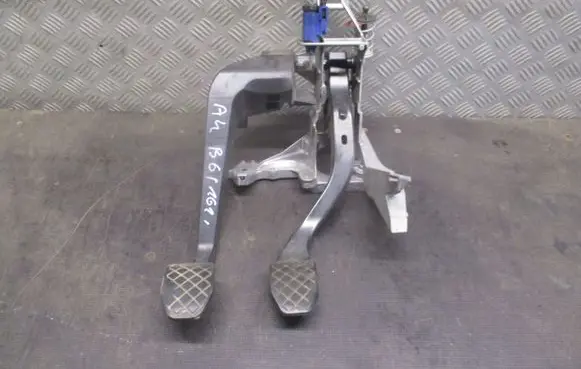 Audi A4 S4 B6 8E 8H Clutch pedal 8E1721117A