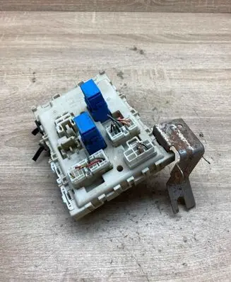 Nissan Primera Fuse module 24350AV700 0815051