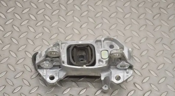 Nissan X-Trail T32 Engine mount bracket